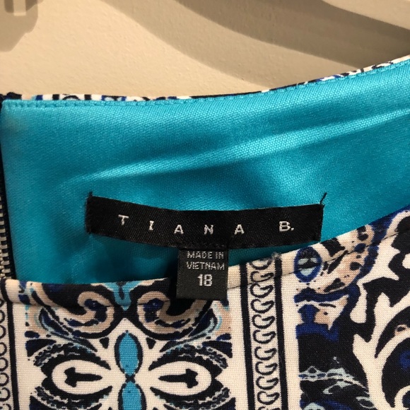 Dress new without tags - Picture 2 of 3